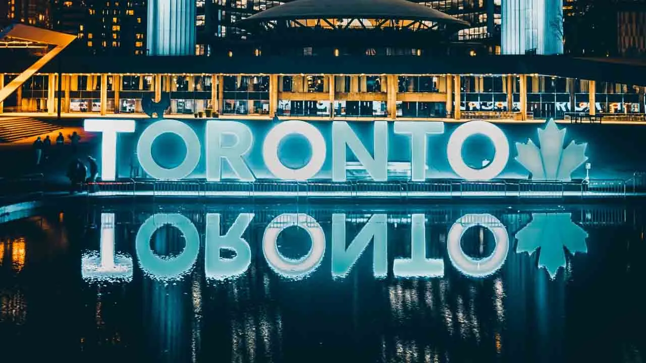 Analysis of Toronto Neighbourhoods using Machine Learning